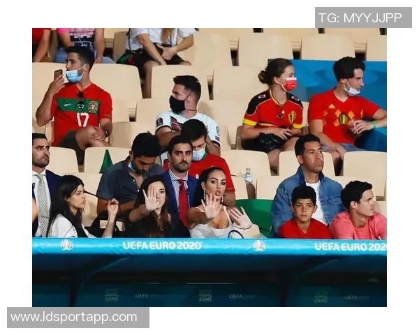 女友现场观战克莱表现失常末节未上场仅得8分失误2次令人失望