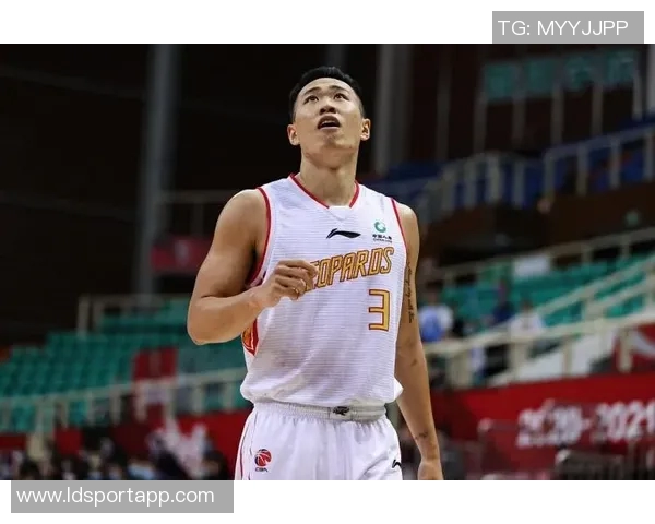 南斯表现起伏10投仅中2罚球稳健贡献11分并抢下5个前板与3次抢断