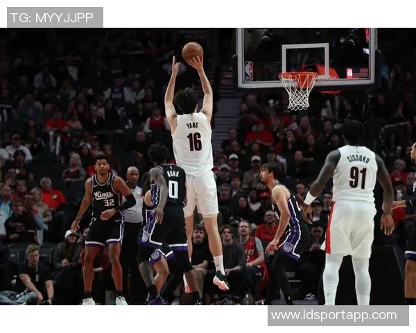 杨瀚森禁区内如壁垒般坚固原地起跳封盖对手上篮展现绝佳防守技巧