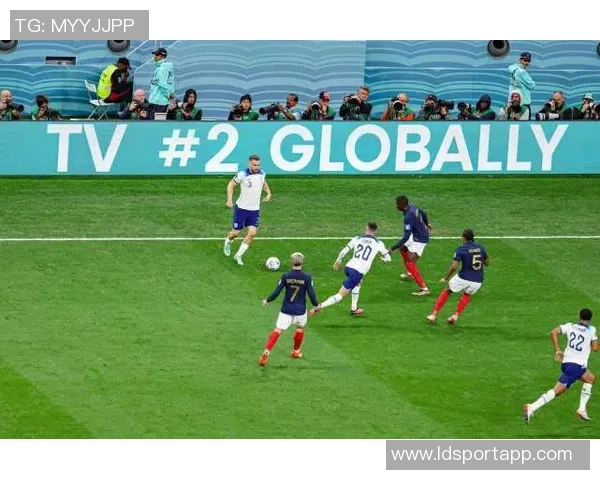 莱切门将谈点球扑救：误以为伊尔迪兹主罚幸运用脚挡出点球