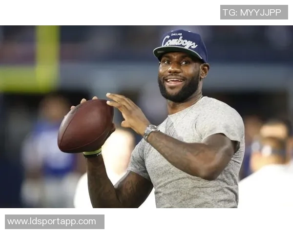 詹姆斯重温青春岁月与高中队友合影穿橄榄球队服引发回忆