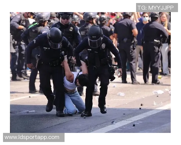 巴西18岁足球小将家中意外中弹身亡弟弟擦枪时不慎走火引发悲剧