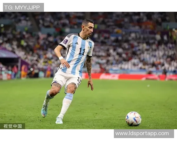 阿根廷足协主席与梅西德保罗重聚合影分享喜悦时刻 阿根廷足协主席与梅西德保罗重聚合影分享喜悦时刻