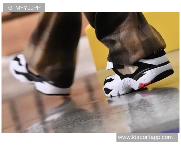 库里在奥兰多客场穿哈达威蓝喷引发球迷热议乱穿鞋时代来临 库里在奥兰多客场穿哈达威蓝喷引发球迷热议乱穿鞋时代来临