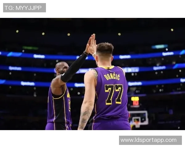 詹姆斯东契奇再显神威25分5篮板10助攻追平湖人传奇韦斯特与贝勒辉煌成就