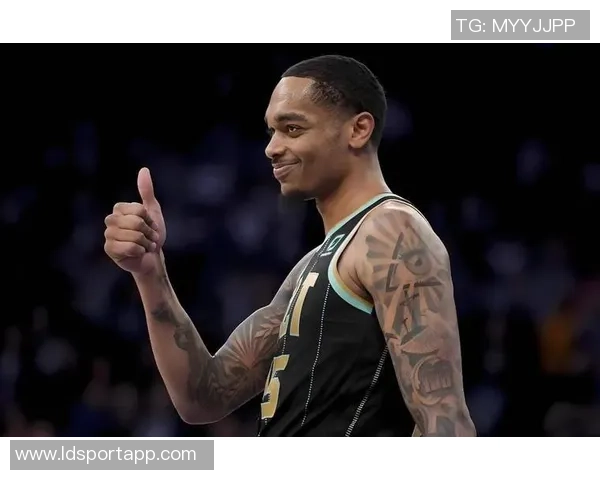 克莱称赞PJ华盛顿具备全明星潜力期待其攻防两端表现更佳 克莱称赞PJ华盛顿具备全明星潜力期待其攻防两端表现更佳